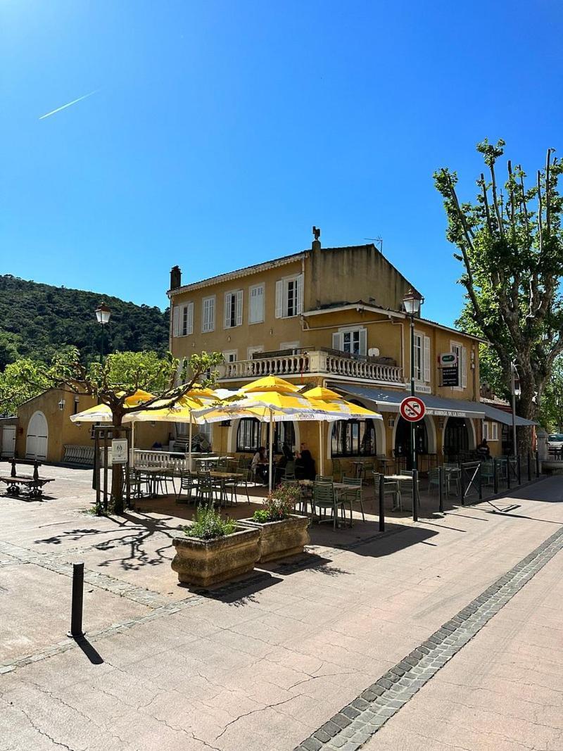 Hotel De La Loube La Roquebrussanne Buitenkant foto