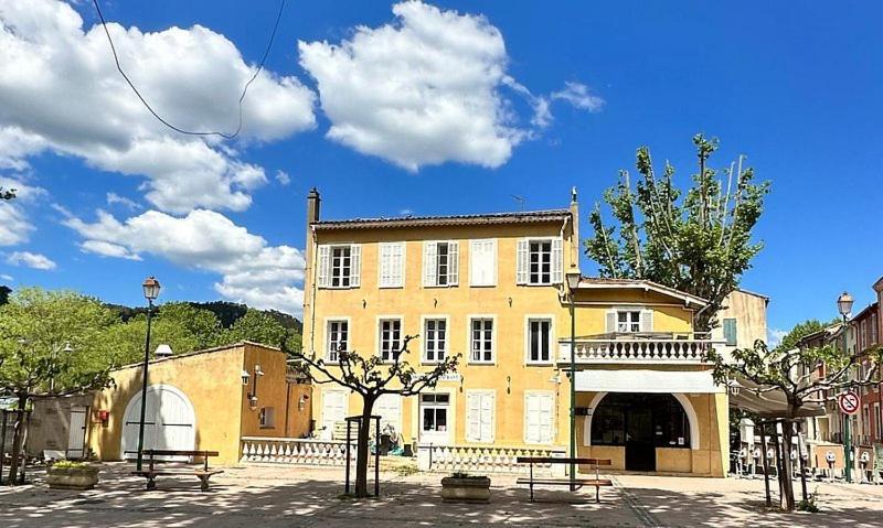 Hotel De La Loube La Roquebrussanne Buitenkant foto