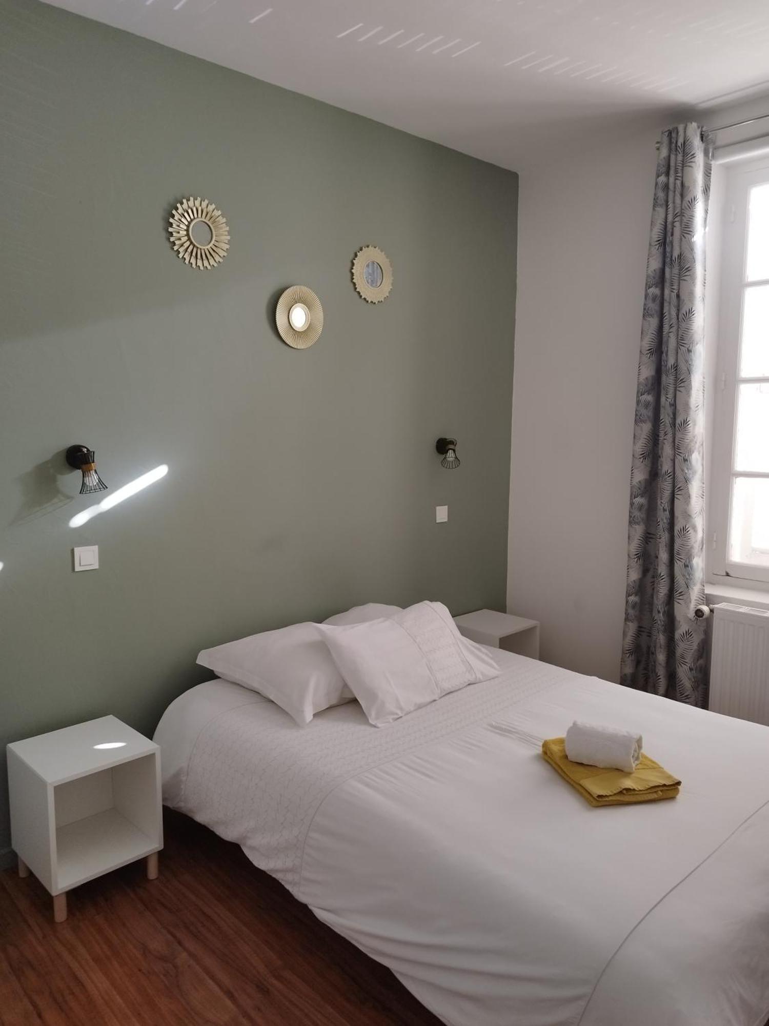 Hotel De La Loube La Roquebrussanne Buitenkant foto